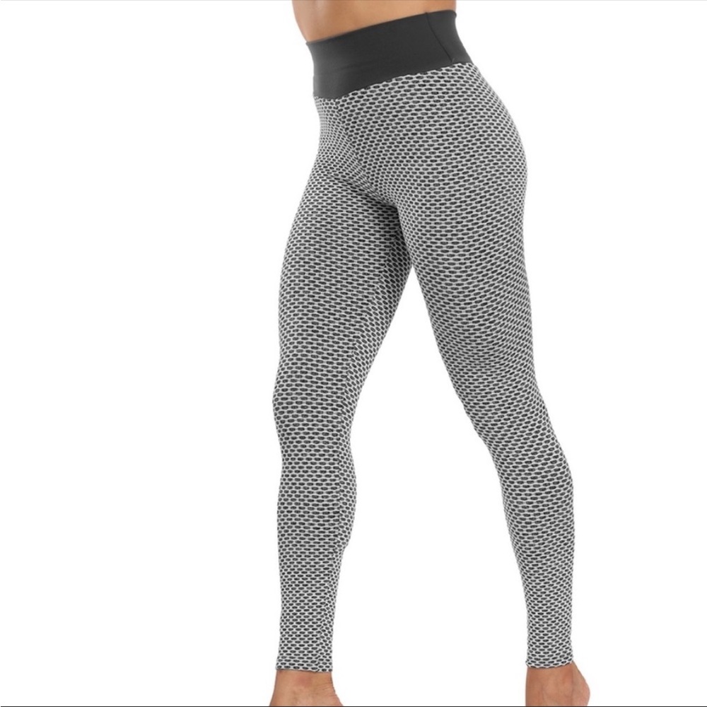 Scrunchy Butt Capri Leggings • NWOT